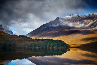 Tranquil mountain landscape mirror imaged in loch, Achnasheen, Scottish Highlands, Scotland - CUF50083