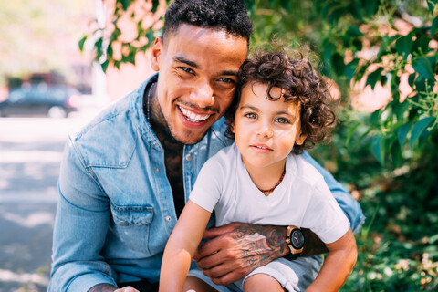 Vater und Sohn im Park, lizenzfreies Stockfoto