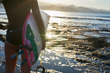 Surfer mit Surfbrett am Strand - CUF50116