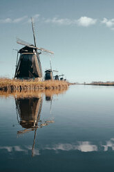 Windmühlen am Kanal, Kinderdijk, Zuid-Holland, Niederlande - CUF50124