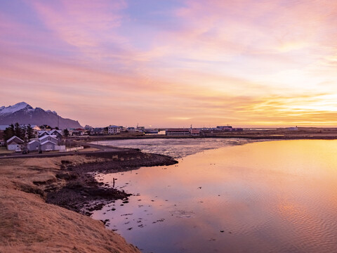 Island, Hoefn, Stadtbild bei Sonnenaufgang, lizenzfreies Stockfoto