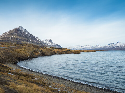 Island, Austurland, pyramidenförmige Berge auf dem Weg nach Egilsstadir, lizenzfreies Stockfoto