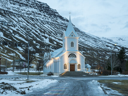Island, Seydisfjordur, Seydisfjardarkirkja Kirche im Winter vor Sonnenaufgang - TAMF01261
