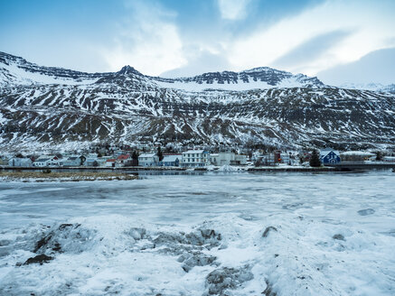 Island, Fjardara, der Robbenrastplatz mit Bergen der es im Winter mit Eis und Schnee - TAMF01263