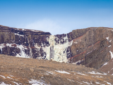 Island, Hengifoss-Wasserfall im Winter gefroren, lizenzfreies Stockfoto