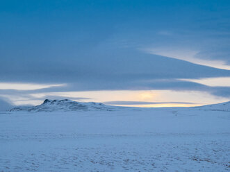 Island, verschneite weiße Landschaft bei Krafla vor Sonnenuntergang im Winter - TAMF01267