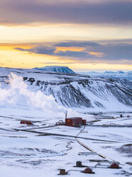 Island, verschneite Landschaft mit dem Wärmekraftwerk Krafla im Winter bei Sonnenaufgang - TAMF01269