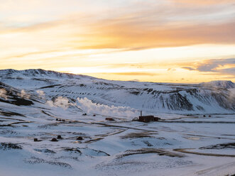 Island, verschneite Landschaft mit dem Wärmekraftwerk Krafla im Winter bei Sonnenaufgang - TAMF01270