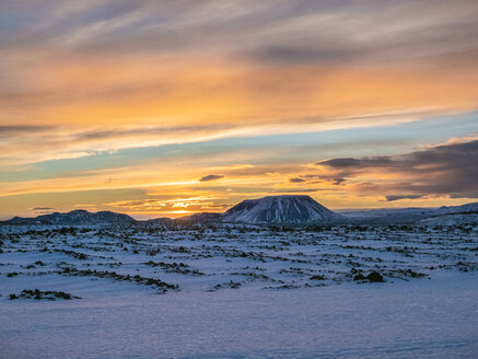 Island, verschneite Landschaft um den Vulkan Krafla und den Berg im Winter bei Sonnenaufgang - TAMF01271