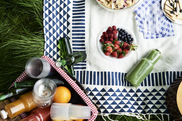 Draufsicht auf gesunde Picknick-Snacks auf einer Decke - IGGF00981