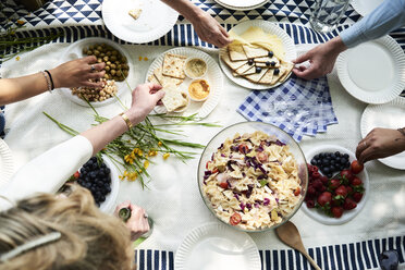 Draufsicht auf Frauen beim Picknick im Park - IGGF00990