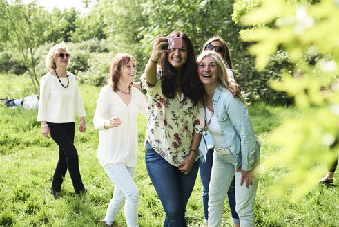 Gruppe von glücklichen Frauen, die ein Selfie im Park machen - IGGF01011