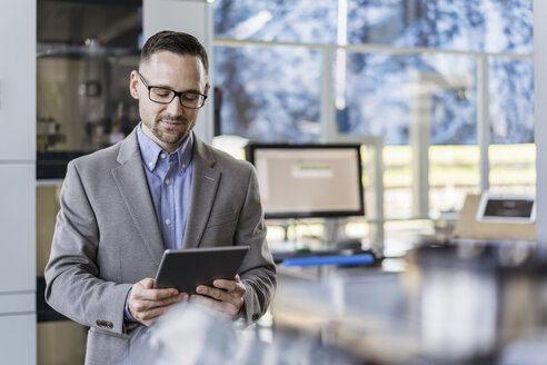 Geschäftsmann mit Tablet in einer modernen Fabrik - DIGF06526