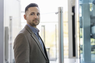 Portrait of confident businessman in a modern factory - DIGF06541