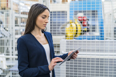 Geschäftsfrau mit Tablet in einer modernen Fabrik - DIGF06652