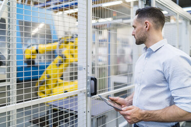 Geschäftsmann mit Tablet in einer modernen Fabrik - DIGF06655