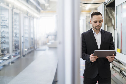 Geschäftsmann mit Tablet in einer modernen Fabrik - DIGF06666