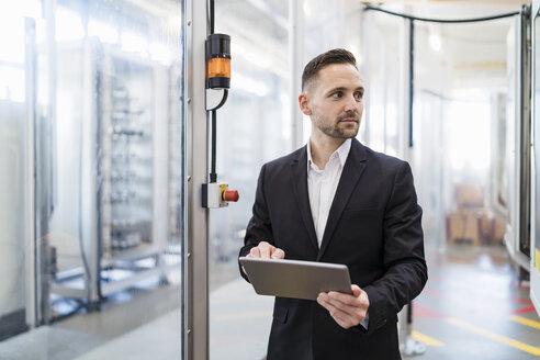 Geschäftsmann mit Tablet in einer modernen Fabrik - DIGF06667