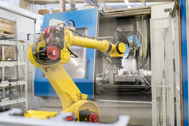 Industrieroboter in einer modernen Fabrik - DIGF06715