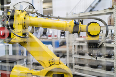 Industrieroboter in einer modernen Fabrik - DIGF06717