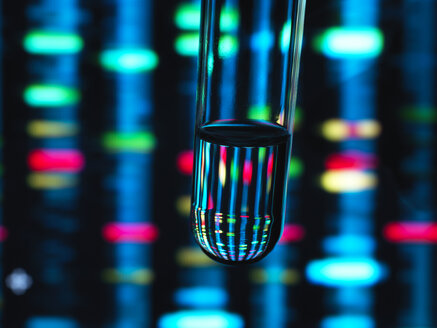 Genetische Forschung, DNA-Profil, das sich in einem Reagenzglas mit einer Probe widerspiegelt - ABRF00351
