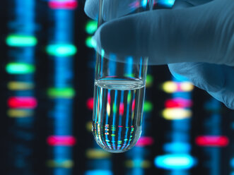 Genetische Forschung, DNA-Profil, das sich in einem Reagenzglas mit einer Probe widerspiegelt - ABRF00352