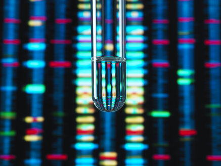 Genetische Forschung, DNA-Profil, das sich in einem Reagenzglas mit einer Probe widerspiegelt - ABRF00355