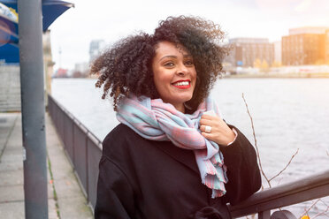 Mittlere erwachsene Frau mit Kopftuch am Ufer der Spree, Berlin, Deutschland - CUF50161