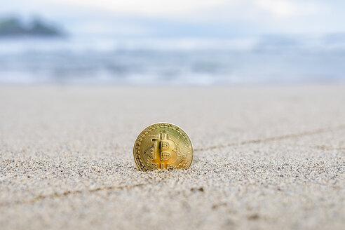Bitcoin an einem Sandstrand - MAUF02436