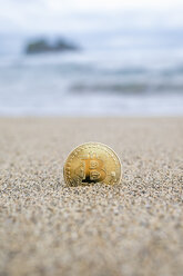 Bitcoin an einem Sandstrand - MAUF02439