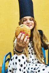 Hand of smiling girl holding Hamburger - ERRF00907