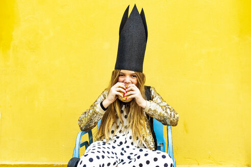 Portrait of girl wearing black crown eating Hamburger - ERRF00911