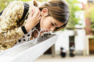 Mädchen trinkt Wasser aus einem Springbrunnen - ERRF00931