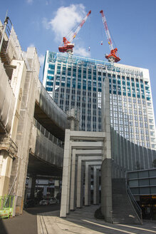 Japan, Tokio, Roppongi, Baustelle auf dem Dach eines Wolkenkratzers - RUNF01804