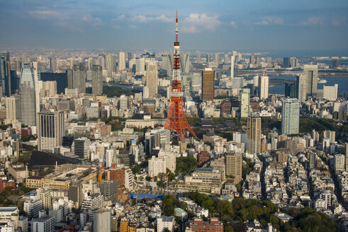 Japan, Tokio, Stadtbild mit Tokyo Tower von Roppongi Hills aus gesehen - RUNF01806