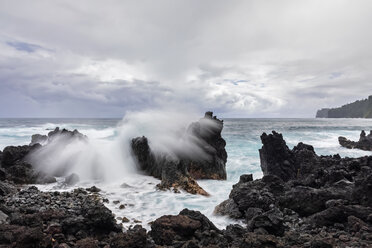 USA, Hawaii, Big Island, Laupahoehoe Beach Park, Brandung bricht an der felsigen Küste - FOF10568