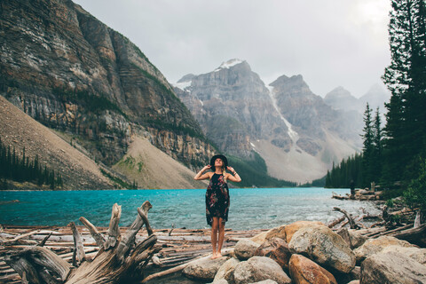 Frau genießt die Aussicht, Moraine Lake, Banff, Kanada, lizenzfreies Stockfoto