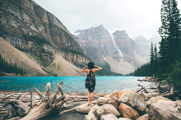 Frau genießt die Aussicht, Moraine Lake, Banff, Kanada - ISF21096