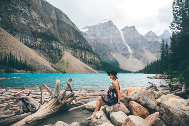 Frau genießt die Aussicht, Moraine Lake, Banff, Kanada - ISF21097