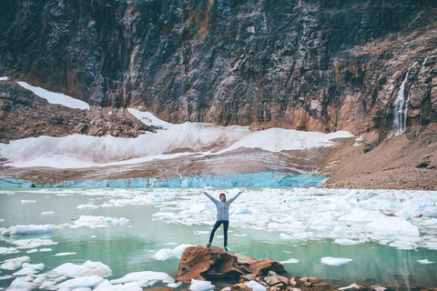 Frau genießt die Aussicht auf einen See, Jasper, Kanada, lizenzfreies Stockfoto