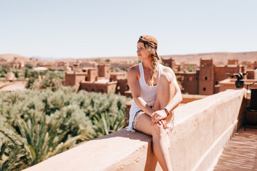 Frau genießt Blick auf Steinmauer, Ouarzazate, Souss-Massa-Draa, Marokko - ISF21105