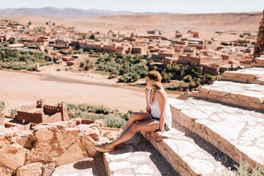 Frau genießt Aussicht auf Stufen, Ouarzazate, Souss-Massa-Draa, Marokko - ISF21106