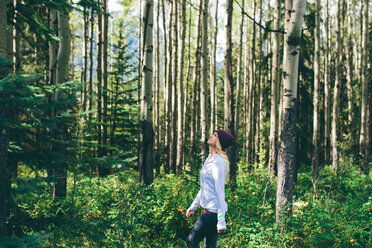 Frau genießt den Wald, Banff, Kanada - ISF21107