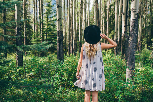 Frau genießt den Wald, Banff, Kanada - ISF21108