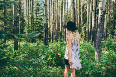 Frau genießt den Wald, Banff, Kanada - ISF21109
