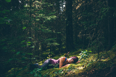 Wanderer genießt den Wald, Johnston Canyon, Banff, Kanada - ISF21111