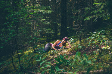 Wanderer genießt den Wald, Johnston Canyon, Banff, Kanada - ISF21112