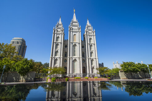 USA, Utah, Salt Lake City, Mormon Salt Lake City Temple reflecting in a little pond - RUNF01828
