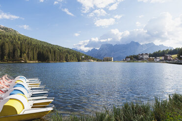 Italien, Provinz Bolluno, Dolomiten, Paddelboote auf dem Misurina See, Region Drei Zinnen - GWF06051