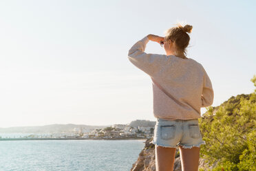 Frau genießt den Blick aufs Meer, Sitges, Katalonien, Spanien - CUF50287